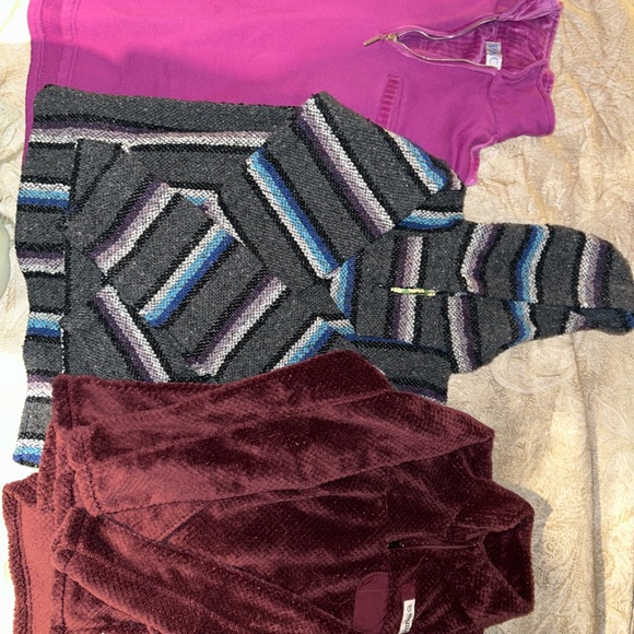 Bundle of women’s small pullover sweaters - Picture 2 of 5